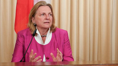 Главе МИД Австрии предложили уйти в отставку из-за приглашения Путина на свадьбу