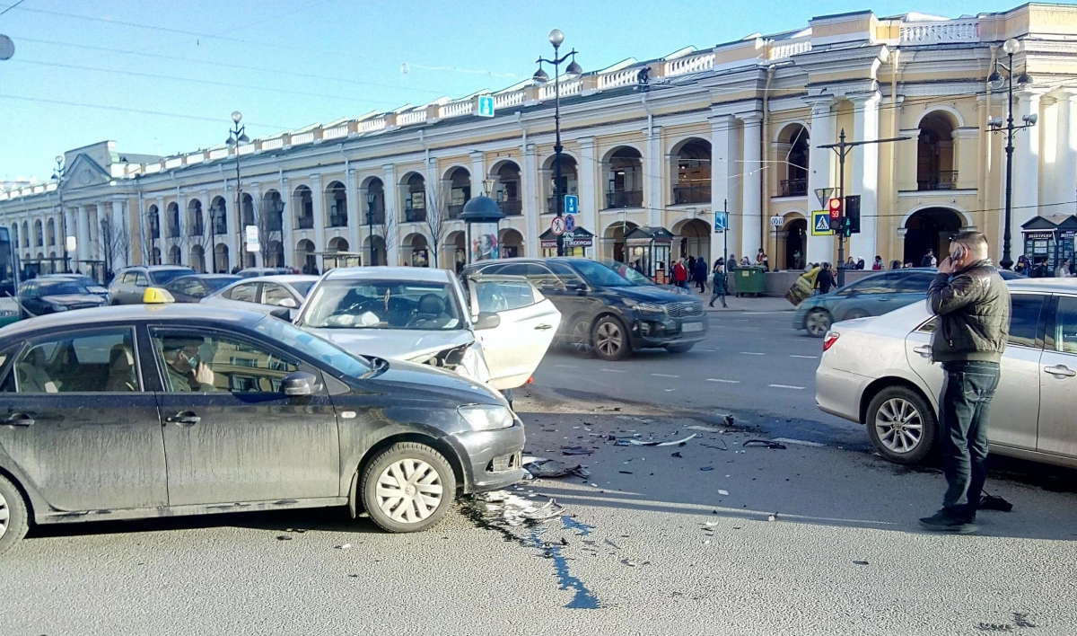 На перекрестке Невского и Михайловской улицы столкнулись три машины, есть пострадавший - tvspb.ru