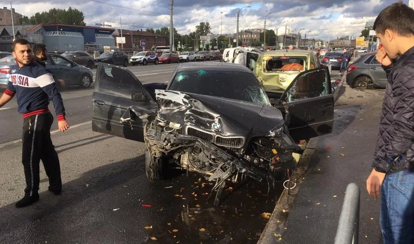 Водитель BMW устроил массовую аварию на Обводном канале рядом с планетарием - tvspb.ru