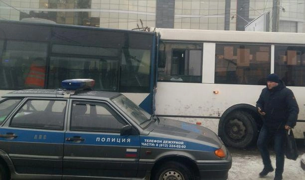 На Заневском проспекте столкнулись маршрутка и троллейбус, есть пострадавшие - tvspb.ru