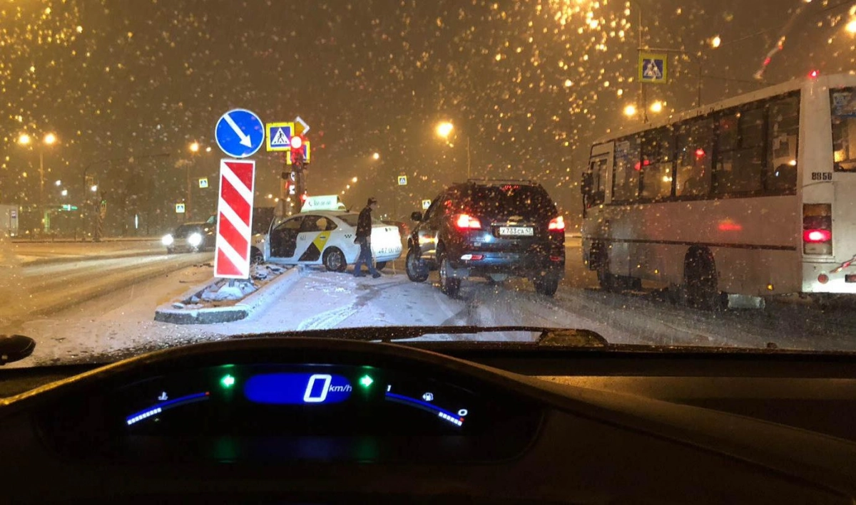 Мелкие аварии и 4 балла: ночной заморозок в Петербурге обошелся без серьезных ДТП - tvspb.ru