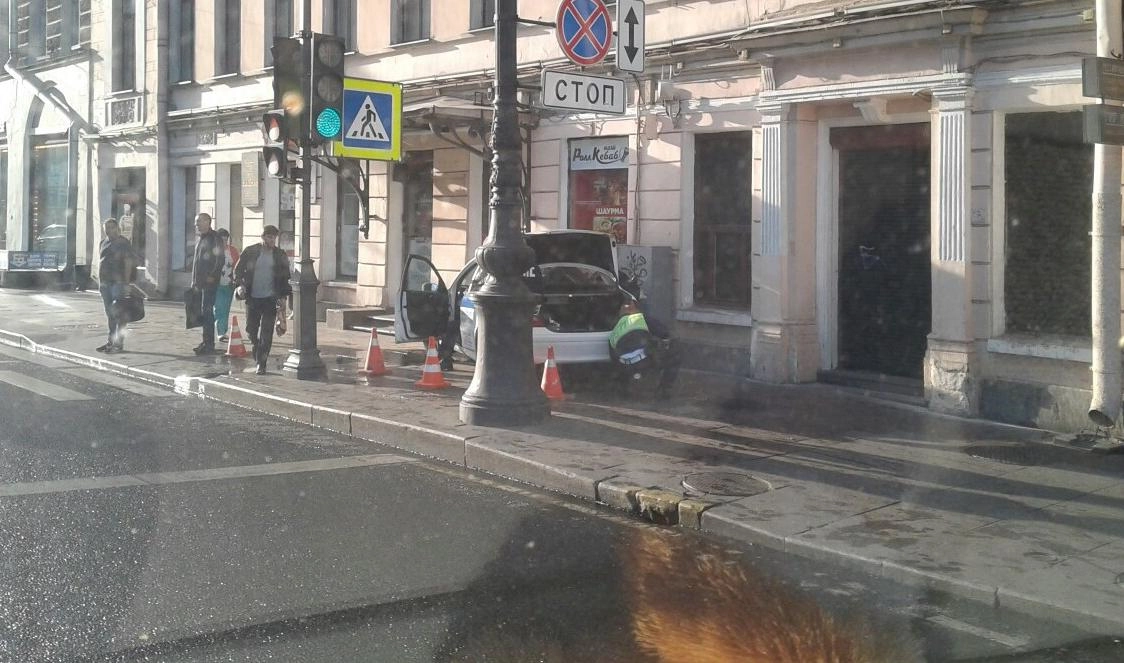 Очевидцы: Машина ГИБДД въехала в стену дома на Невском - tvspb.ru
