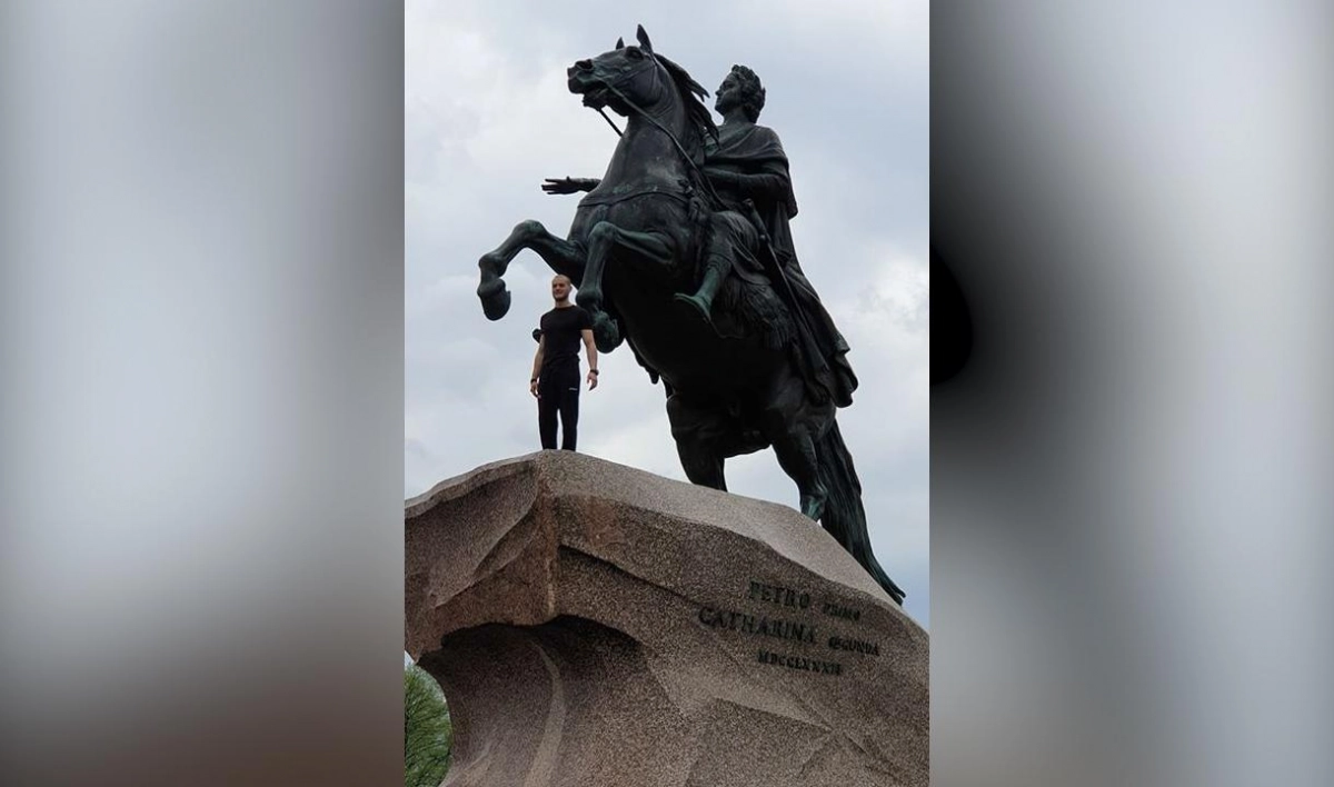 Петербуржцы заметили мужчину, который залез на монумент «Медного всадника» - tvspb.ru