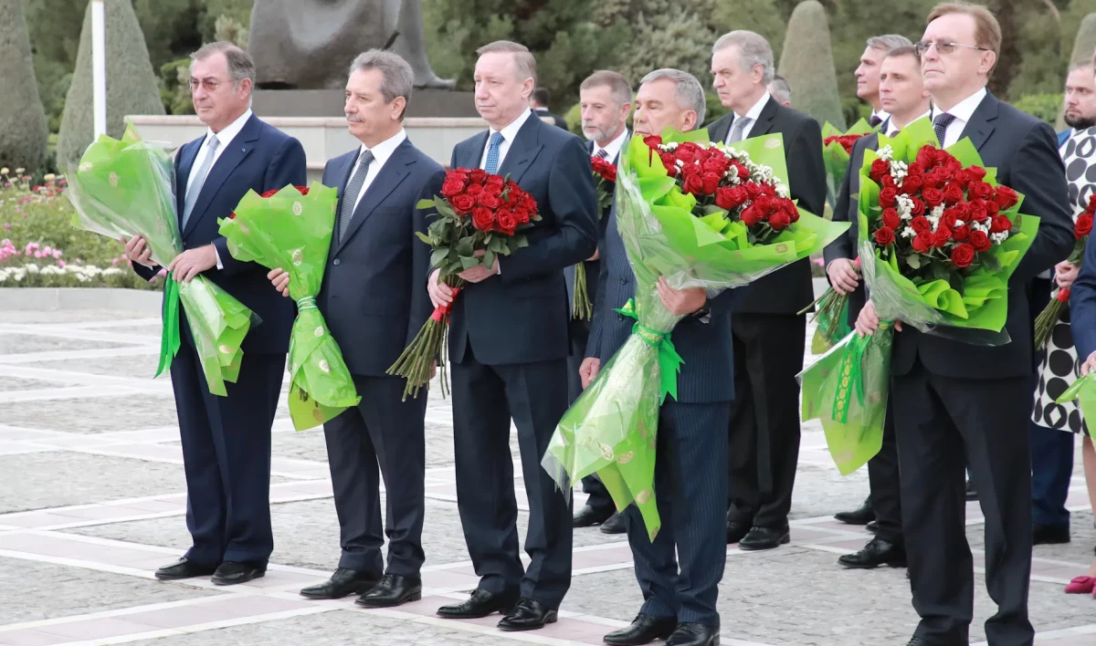 Делегация Петербурга во главе с губернатором возложила цветы к монументу независимости Туркменистана - tvspb.ru
