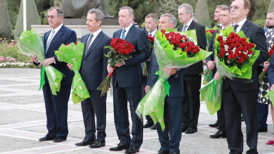 Делегация Петербурга во главе с губернатором возложила цветы к монументу независимости Туркменистана