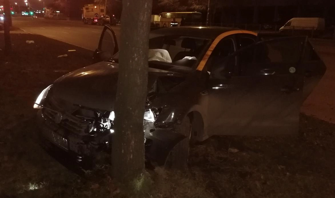 Водитель арендованного авто сбежал с места аварии - tvspb.ru