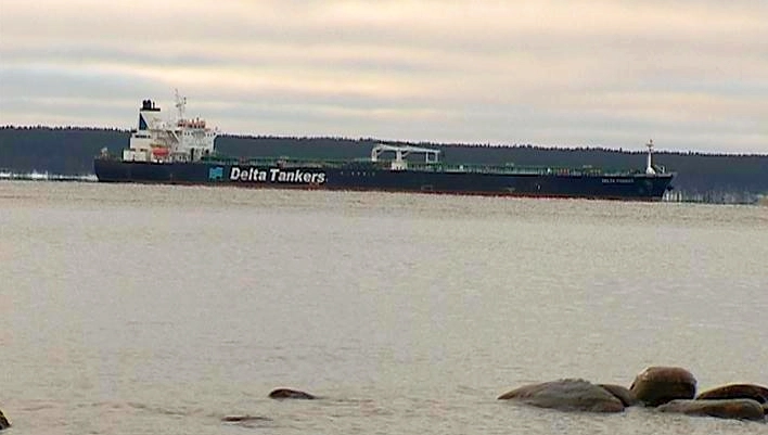 Видео: Греческий танкер, повредивший причал, остается в порту Приморск - tvspb.ru