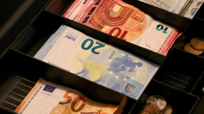 Курс евро упал ниже 69 рублей впервые с февраля 2020 года