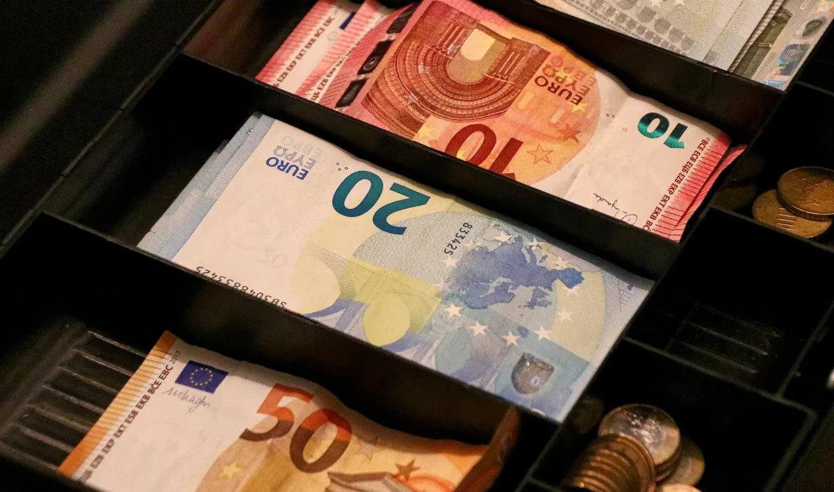 Эксперт объяснил, почему упал евро - tvspb.ru