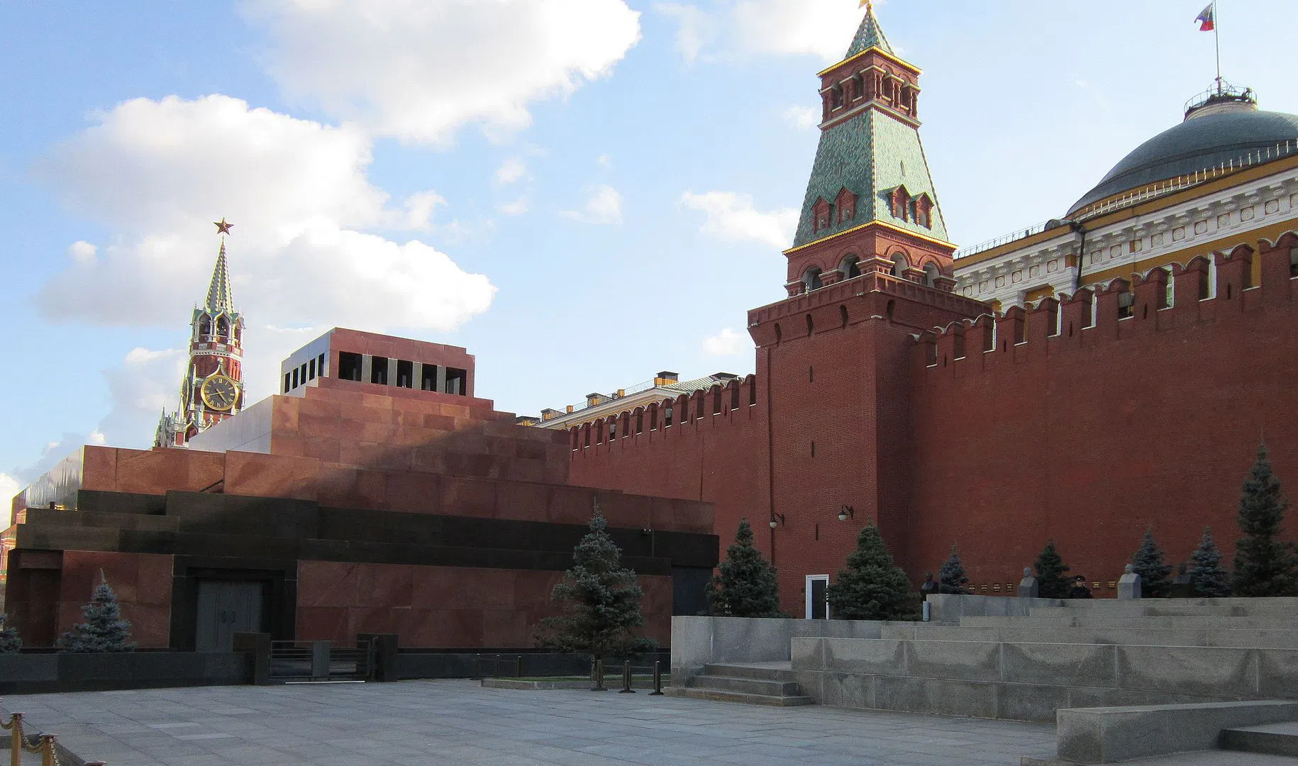 Мавзолей в Питере. Мавзолей в Москве с надписьюю Ленин. Москва мавзолей в.и.Ленина зимой.