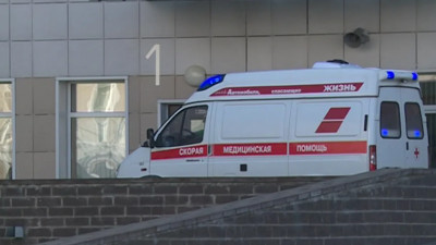 Комздрав объяснил очереди из скорых в больницы Петербурга