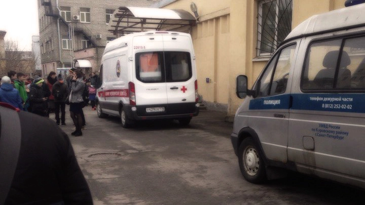 Двое детей госпитализированы с признаками отравления газом из школы в Петербурге - tvspb.ru