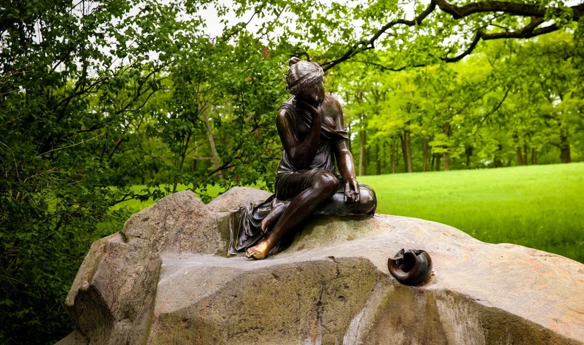 Скульптура «Девушка с кувшином» вернулась на историческое место в Царском Селе - tvspb.ru