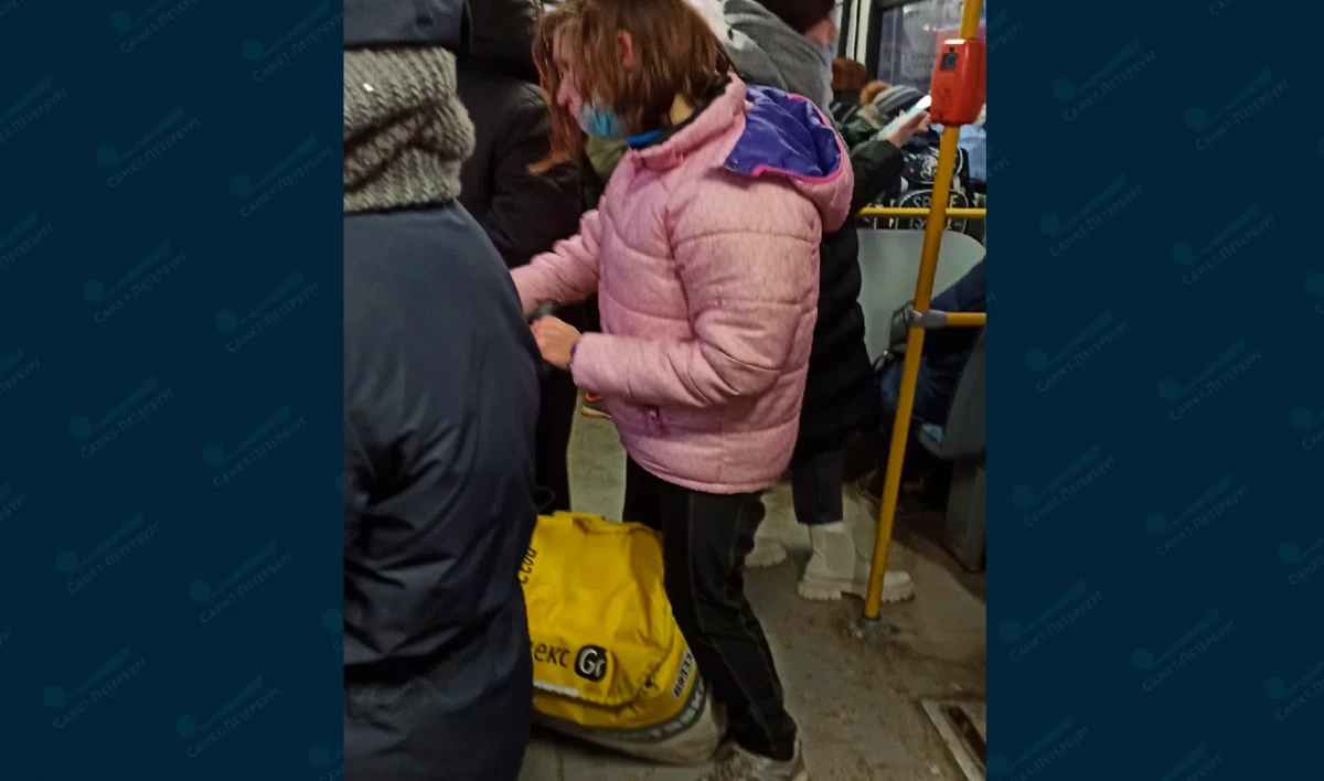 Молодая петербурженка с ДЦП работает доставщиком еды с годовалым ребенком на руках - tvspb.ru