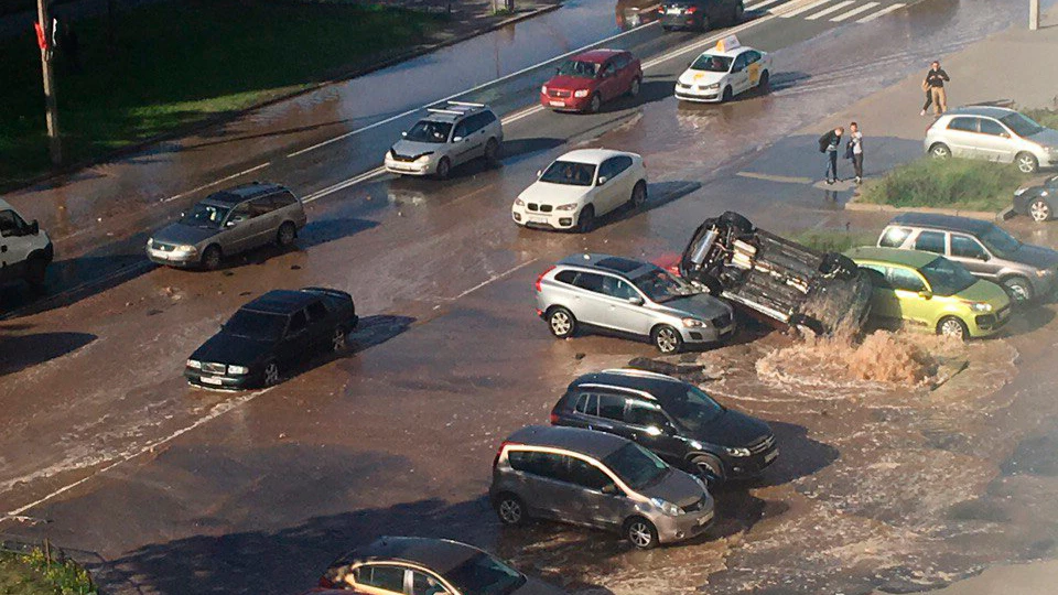 Трубу прорвало на Маршала Захарова, фонтан воды перевернул машину - tvspb.ru