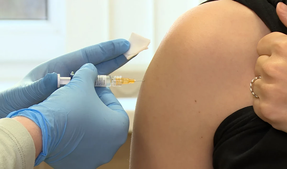 Прошедшие вакцинацию петербуржцы в десять раз реже заболевают COVID-19 - tvspb.ru