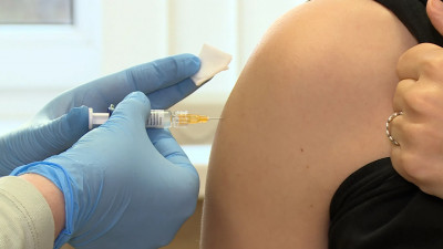 Прошедшие вакцинацию петербуржцы в десять раз реже заболевают COVID-19