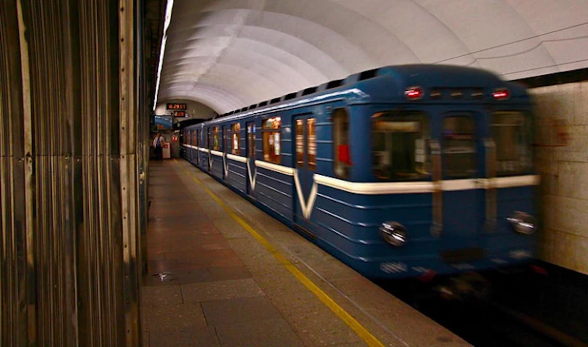 В «Автово» девушка упала на рельсы метрополитена | Телеканал Санкт-Петербург