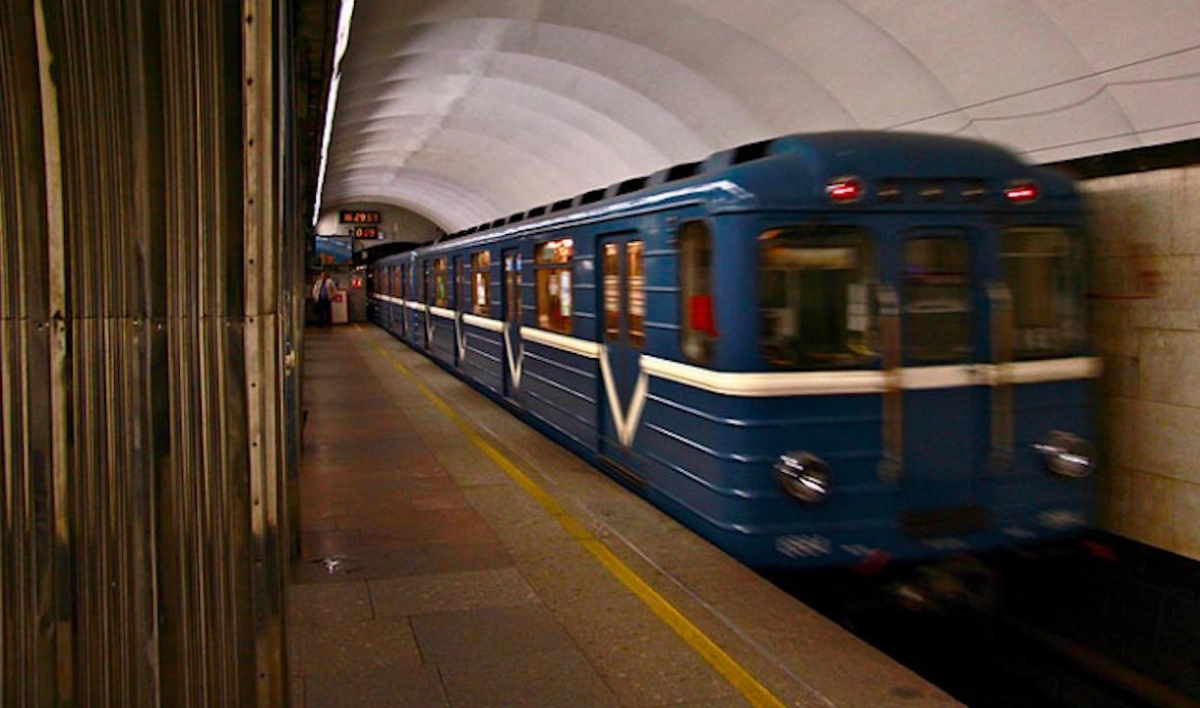 В метро Петербурга рассказали, почему поезда иногда останавливаются и стоят в тоннеле - tvspb.ru