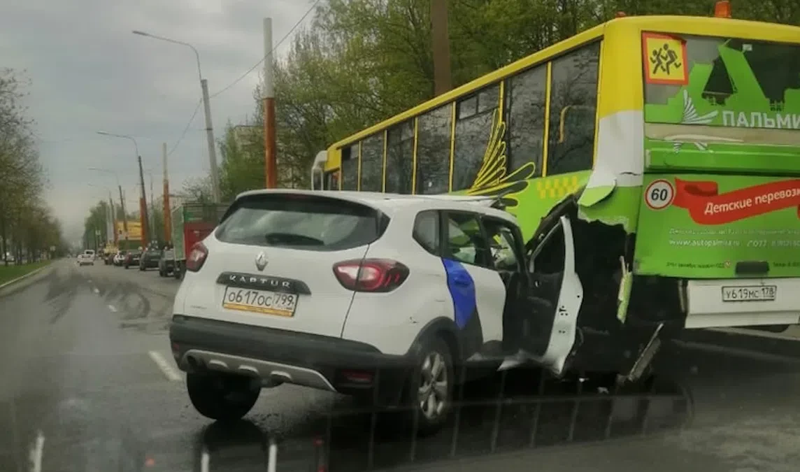 На Северном проспекте каршеринг врезался в припаркованный автобус для перевозки детей - tvspb.ru