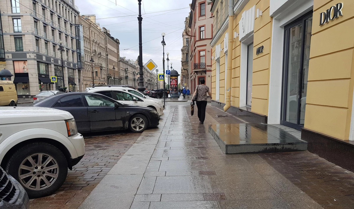 Крыльцо бутика укоротили для пешеходов в Петербурге - tvspb.ru