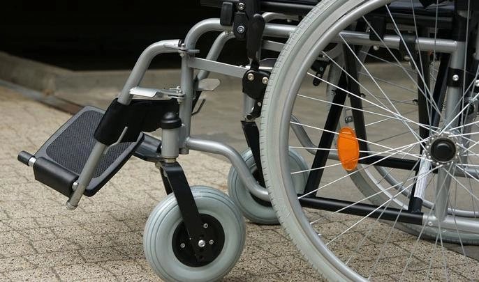 Инвалид из Петербурга сделал скоростную коляску из гироскутера и велосипеда - tvspb.ru