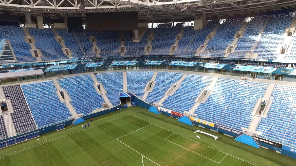 На стадионе «Санкт-Петербург Арена» начали снимать газон - tvspb.ru