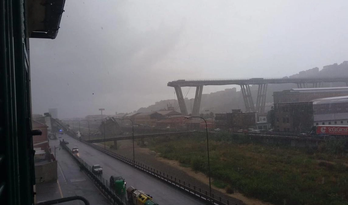 Число жертв обрушения моста в Генуе возросло до 30 человек - tvspb.ru