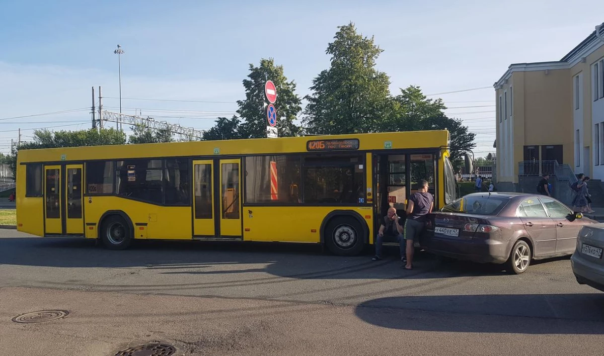 В Курортном районе иномарка столкнулась с автобусом - tvspb.ru