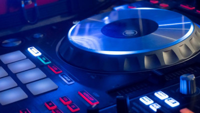 Бармены и диджеи не могут найти работу из-за введенных ограничений