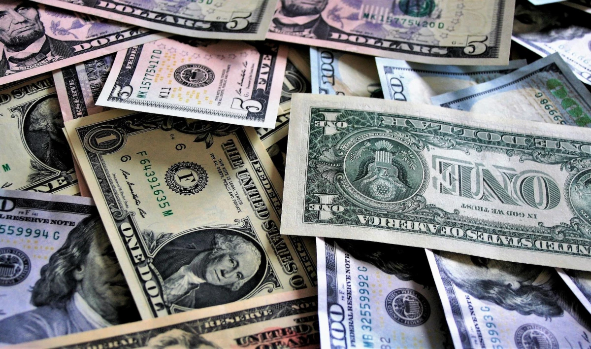 Впервые за пять месяцев доллар достиг 77 рублей - tvspb.ru