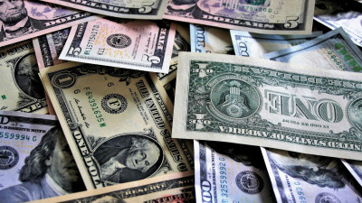 Впервые за пять месяцев доллар достиг 77 рублей