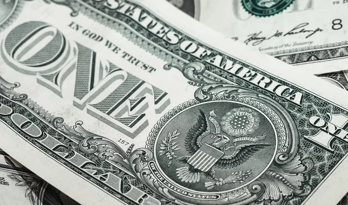 Доллар и евро взлетели до исторического максимума – 113 и 127 рублей