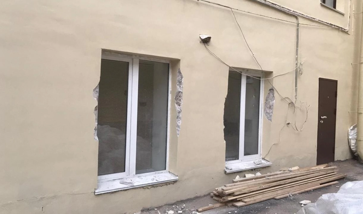 Неизвестные повредили фасад дома Корфа на Почтамтской улице - tvspb.ru