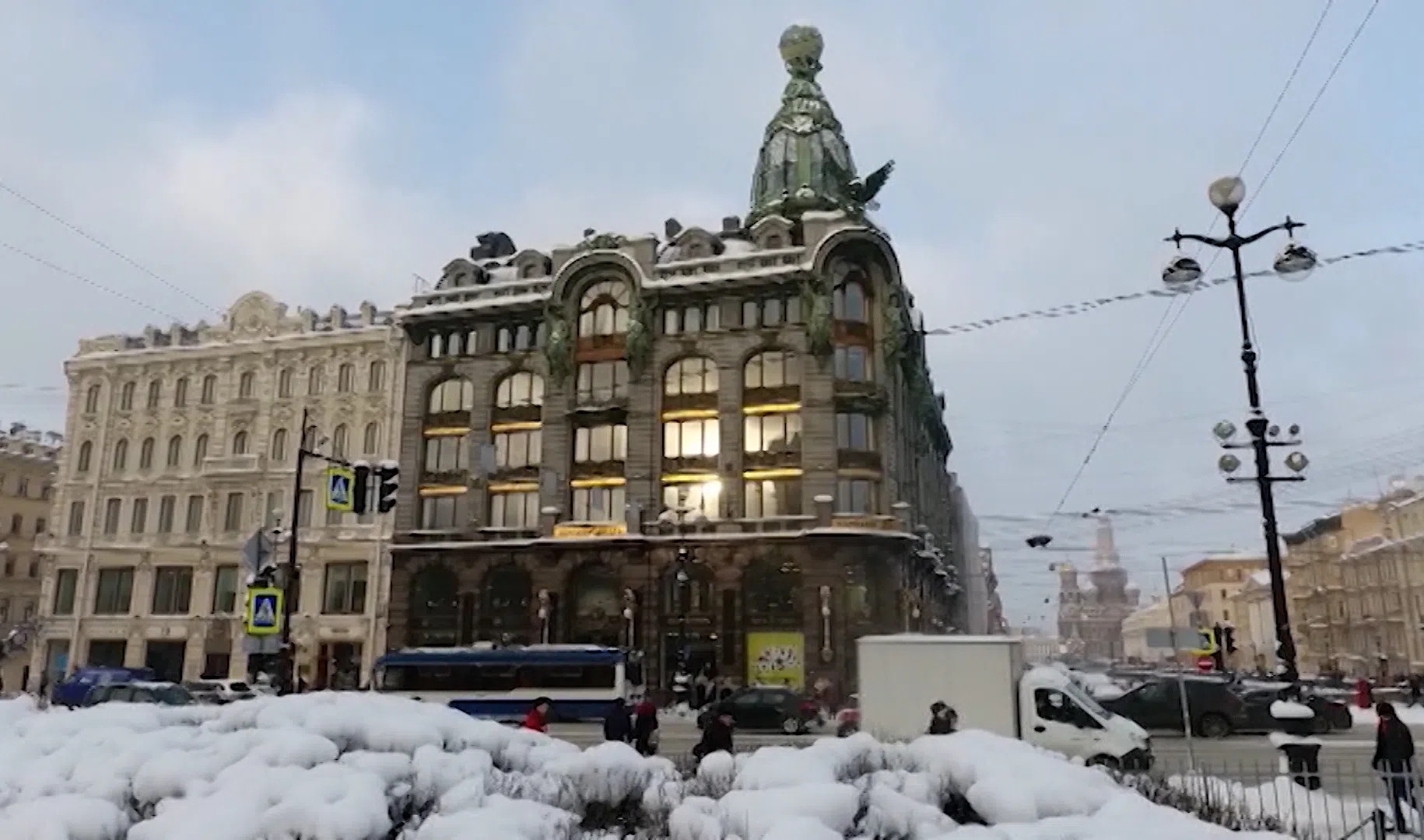 Санкт петербург дальше. Исторические здания садовой ул. в СПБ. Дом Зингера цокольный. Книжный на Невском Зингер. Дом Зингер Питер 2022.