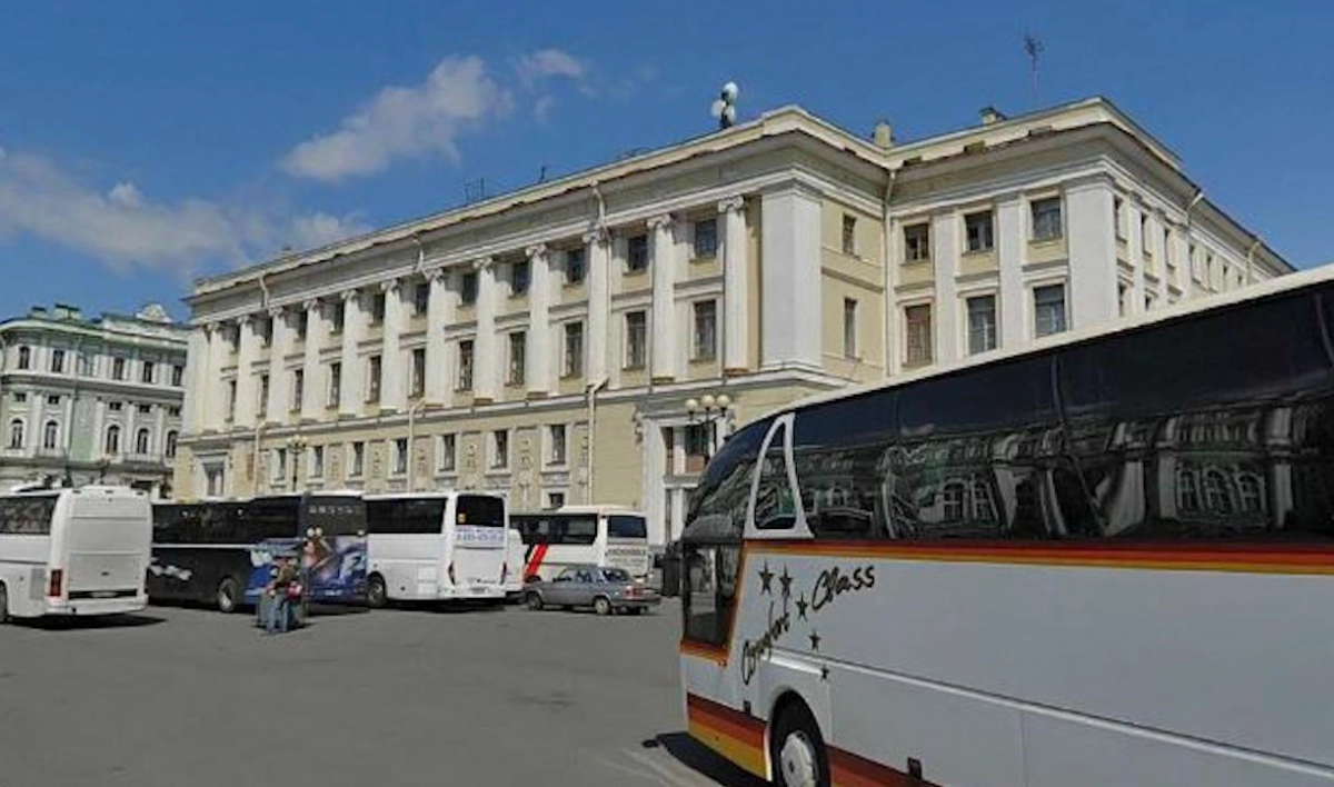 Суд обязал собственника штаба Гвардейского корпуса отремонтировать фасад - tvspb.ru