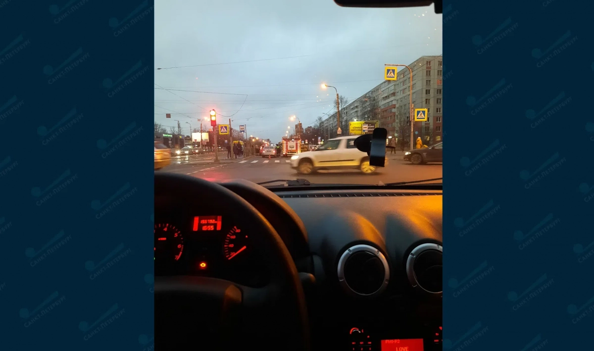 Пешехода, попавшего под машину на проспекте Славы, вызволяли с помощью домкрата - tvspb.ru
