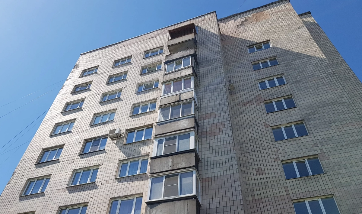 15-летняя девочка выпала из окна дома на Альпийском переулке - tvspb.ru