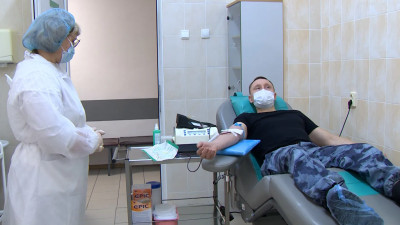 Доноры в форме: бойцы ОМОН на транспорте сдали кровь для НМИЦ онкологии имени Петрова
