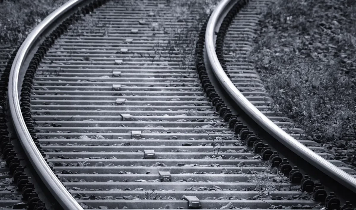 Поезд с 336 пассажирами столкнулся с грузовиком в Пензенской области и сошел с рельсов - tvspb.ru