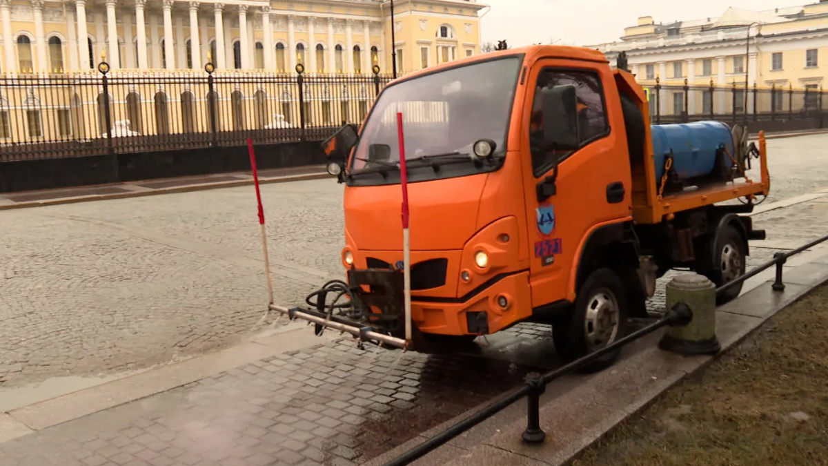 Дороги Петербурга моют водой питьевого качества | Телеканал Санкт-Петербург