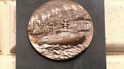 В Петербурге открыли мемориальную доску легендарному капитану ледокола «Арктика» Юрию Кучиеву