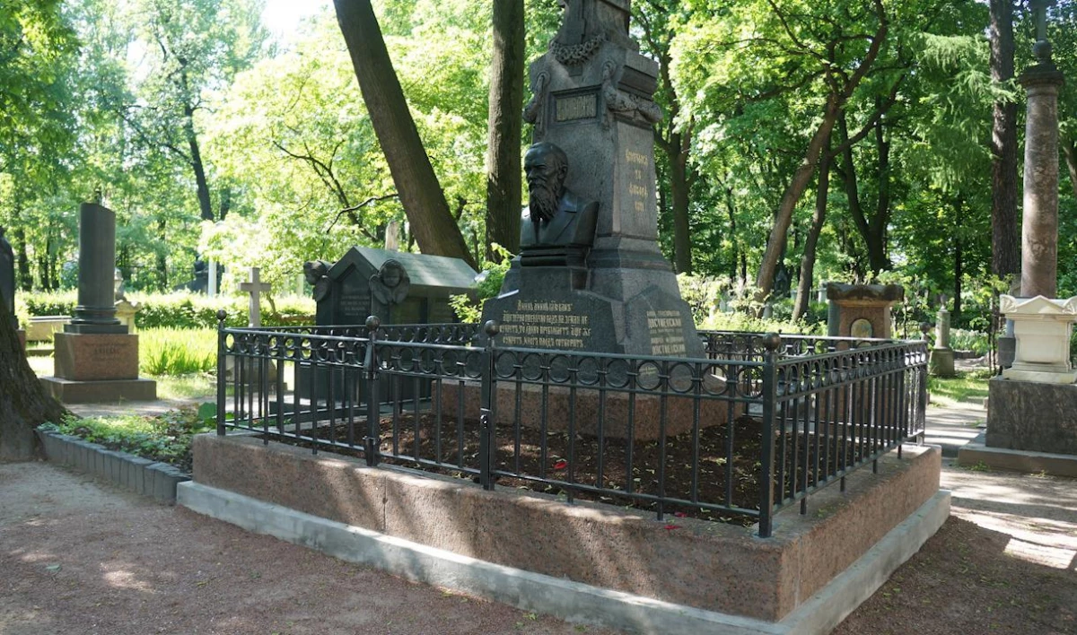 В Петербурге отреставрировали надгробный памятник Достоевскому к юбилею писателя - tvspb.ru