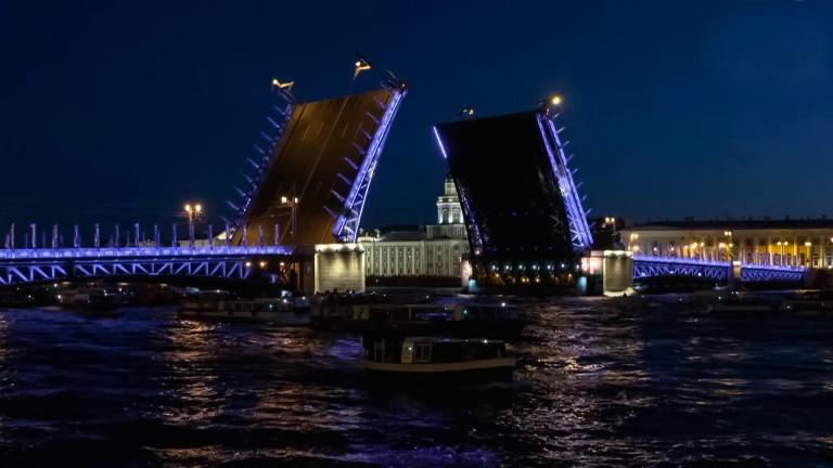 Разводку двух мостов продлят ради кораблей, участвовавших в военно-морском параде