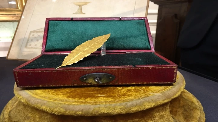 Золотой лист из венка Наполеона продали на аукционе за 625 тысяч евро - tvspb.ru