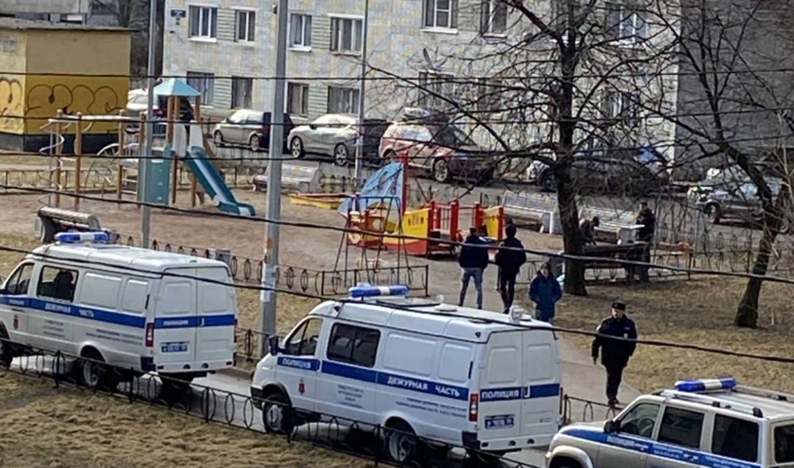 Тело нашли на детской площадке в Купчино - tvspb.ru