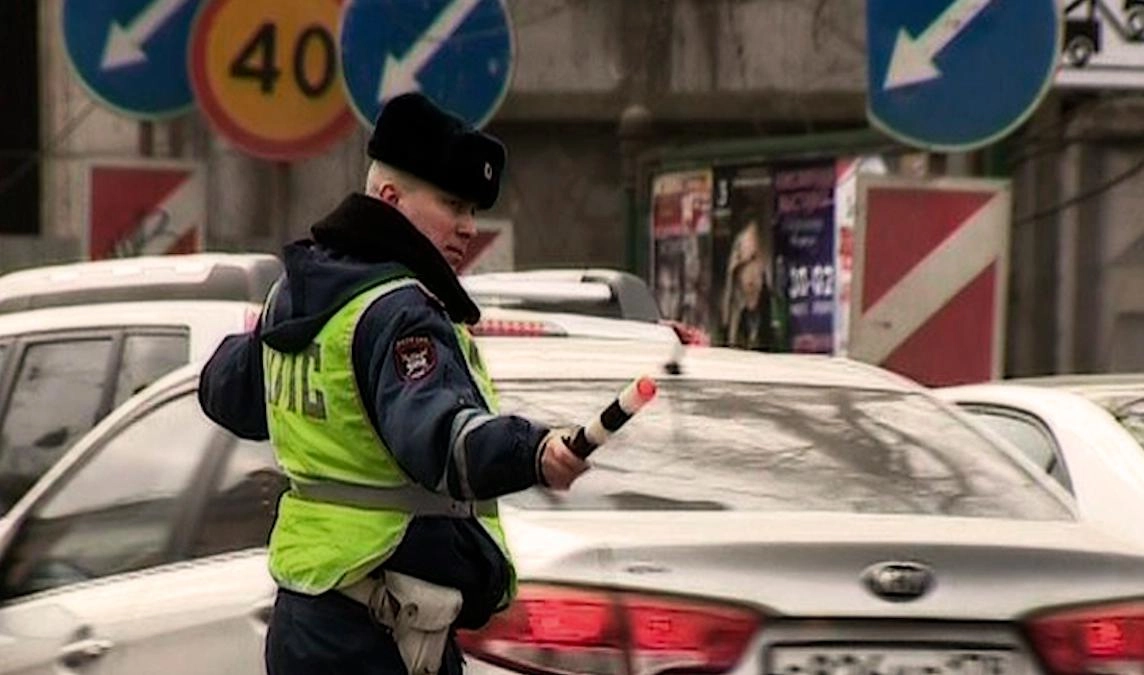 Петербургским автомобилистам напомнили о запрете движения по полосам для общественного транспорта - tvspb.ru