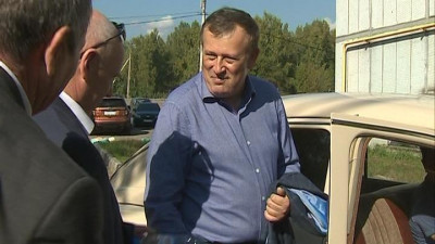 Дрозденко приехал на избирательный участок на ретроавтомобиле
