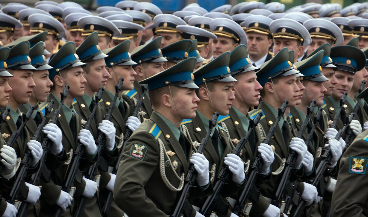 Командующий войсками ЗВО объявит минуту молчания во время парада на Дворцовой - tvspb.ru