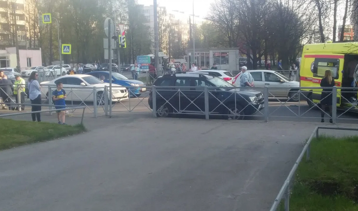 На Кондратьевском проспекте под колесами машины оказалась девочка - tvspb.ru